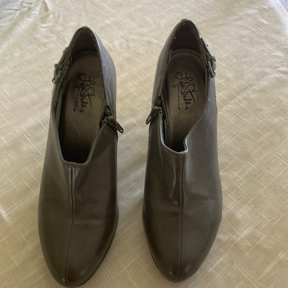 Life Stride heel boots, size 8 , gray color.